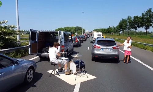 Zaglavio u prometnoj gužvi i od muke zasvirao - bubnjeve!