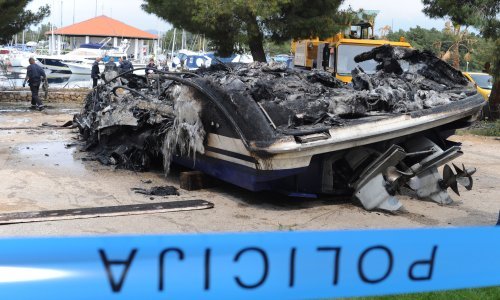Cijelu noć trajala borba s vatrom na brodu koji je u spremniku imao 3.800 litara goriva