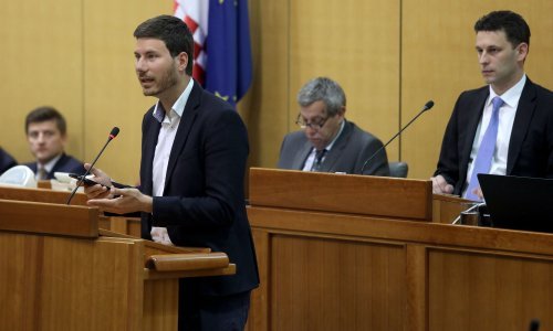 Pernar mora sat koji je dobio od katarskog emira deponirati među protokolarne darove