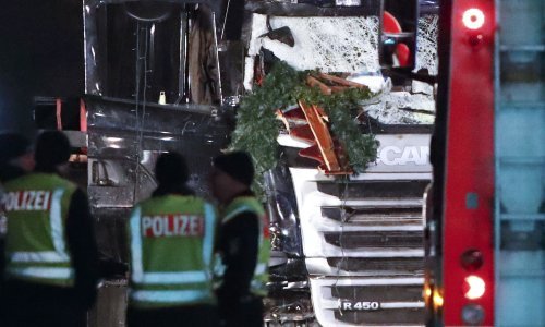 Netko je navodio kamion do božićnog sajma?