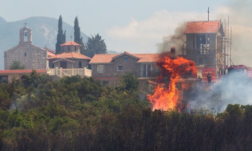 Crna Gora u plamenu: Očajnički se čeka pomoć iz inozemstva