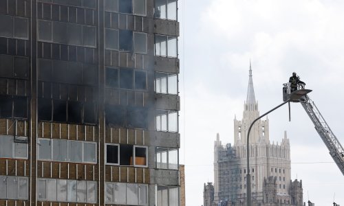 U strogom središtu Moskve gori neboder