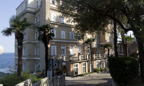 Češki turist poginuo kad je pukla betonska ograda balkona na hotelu