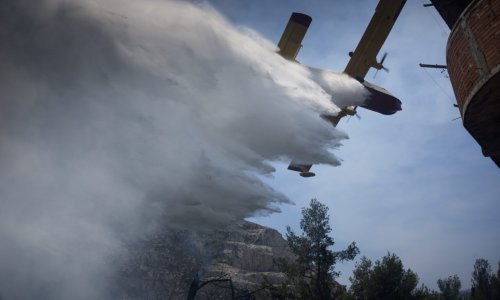 Požar kod Šibenika gasi više od 30 vatrogasaca i dva kanadera