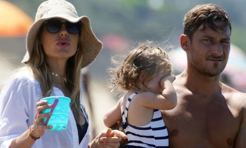 Obiteljska idila legendarnog nogometaša: Ne odvaja se od zgodne supruge