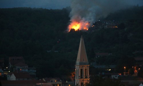 Požar ugašen, vatrogasci deponij natapaju vodom