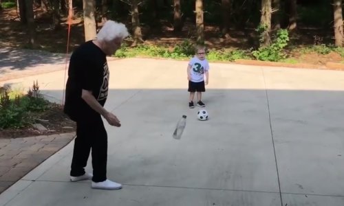 Tko je djetinjastiji - bakica ili trogodišnjak?