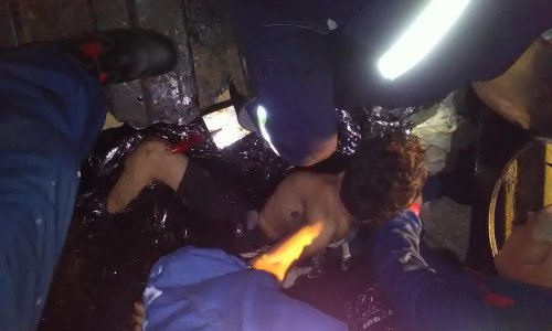 'Cijelu noć smo ga izvlačili, milimetar po milimetar, masa se stvrdnjavala, povlačila je i nas unutra'