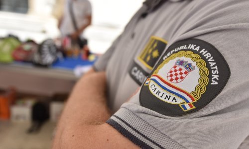 Vlada podigla plaće carinicima i poreznicima, pogledajte koliko