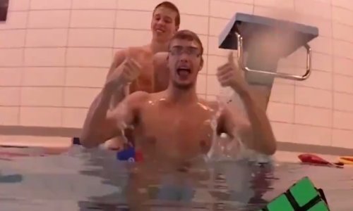 Njegovo slaganje Rubikove kocke oduzima dah