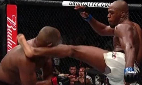 [VIDEO] Kakav povratak u kavez; Jon Jones spektakularno uništio prvaka