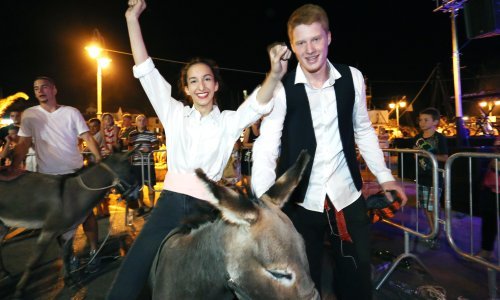 Na trci u Tribunju magarce po prvi puta jahale žene