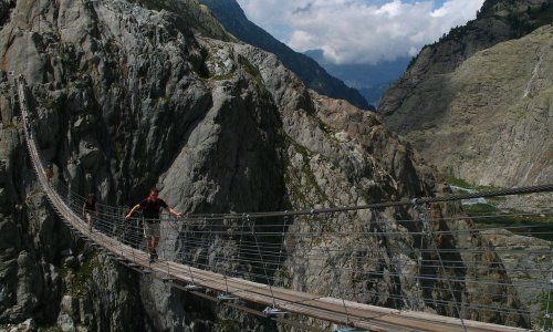 [VIDEO] Najduži viseći most na svijetu ima amortizere protiv vrtoglavice