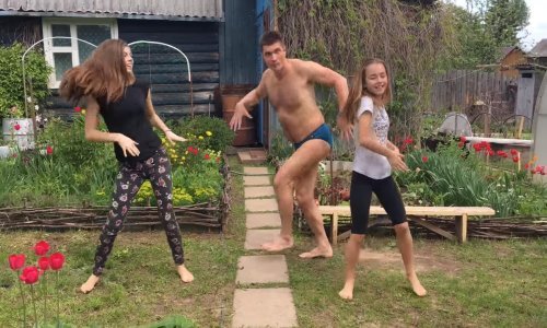 Tata neočekivanim plesom napakostio kćerima