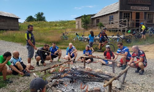 Kroz zaspala sela do kaubojske fešte na biciklu