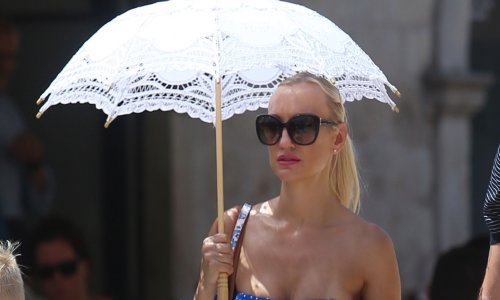 Stradun gori: Ovu zgodnu plavušu teško je ne zamijetiti