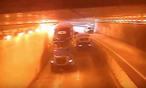 Previsoki šleper ušao u tunel, samljeo 47 reflektora