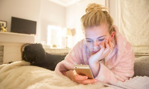 Mladi koriste mobitel kao štit od dosadnih razgovora