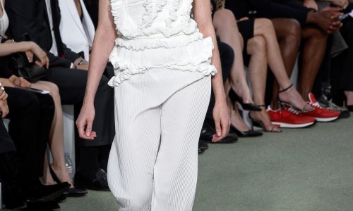 Nosi reviju tek 20 dana nakon što je peti put rodila