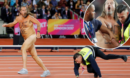 Snimka incidenta prije finala na 100 m; na prsima mu je pisalo...