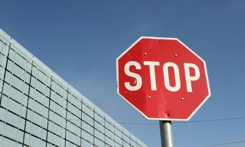 Je li moguće hakirati auto prometnim znakom? Da, moguće je!