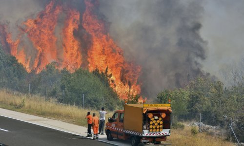 [VIDEO] Dalmacija opet gori: Zatvorena brza cesta Solin - Klis, vatrogasci rastrgani