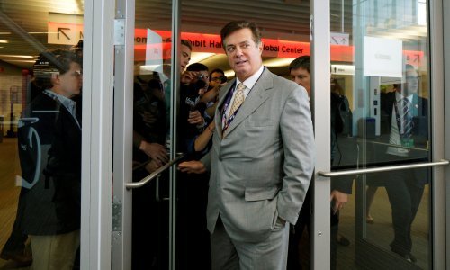 Optužnice za urotu s Rusima: Šef Trumpove kampanje predaje se FBI-u