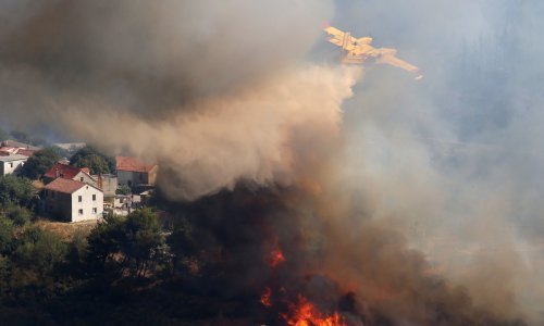 Vatrogasci obranili kuće u selu Gardun kod Trilja