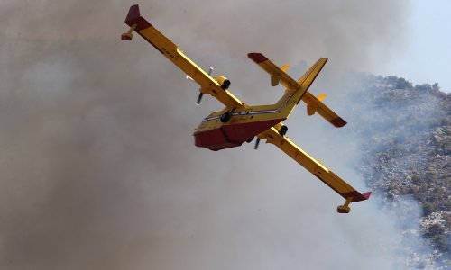 Kanader i dva air traktora gase požar na Kamešnici iznad Sinja