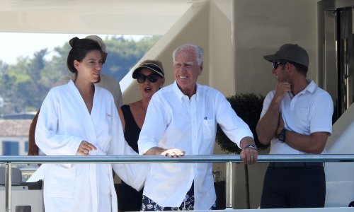 Milijunaš u društvu 36 godina mlađe supruge plovi Jadranom