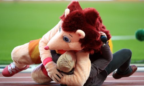 Luđak u kostimu? Provocirao Bolta, a mogao je na tribinama i teško nastradati...