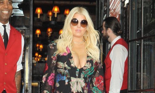 Modna katastrofa: Poznatoj pjevačici ni haljina od 40 tisuća kuna ne može pomoći