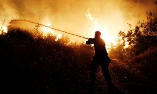 Vatra se približila Njegoševu mauzoleju na vrhu Lovćena