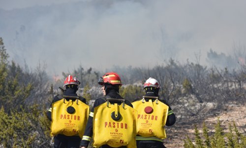 Kod Drniša požar lokaliziran ali ne i ugašen, gorjelo i na Svilaji