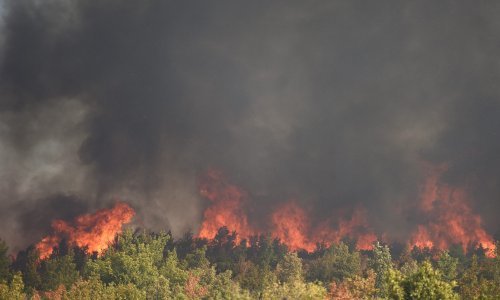 Veliki požar kod Obrovca: Čuju se eksplozije, evakuirani Modrići, ima ozlijeđenih