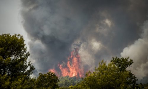Požar u bivšem vojnom skladištu kod Zagreba, odjekivale eksplozije, ozlijeđen vatrogasac