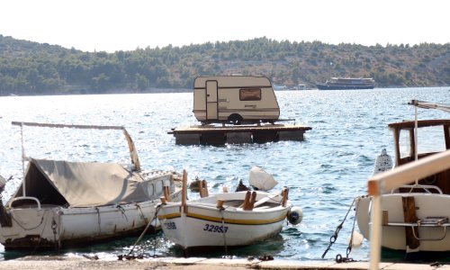 Neobičan splav zaintrigirao turiste - što se to sprema?