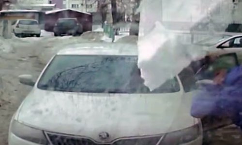 Pogledajte kako izgleda kad divovski komad leda padne na automobil