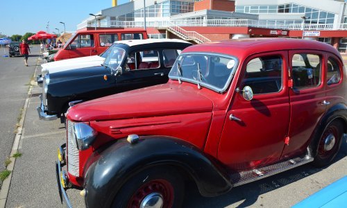 Stari automobili okupirali parkiralište u Slavonskom Brodu