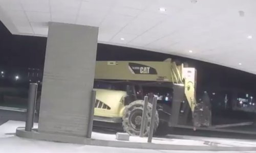 Krađa bankomata golemim teleskopskim viljuškarom izgleda nestvarno