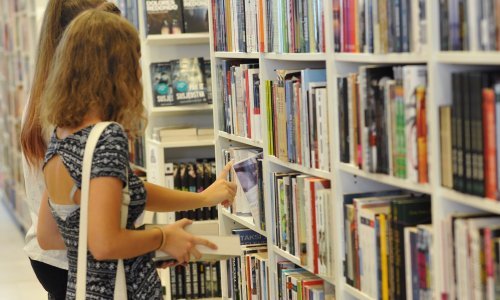 Provjerili smo kakvo je stanje na policama knjižara: Što zbunjuje kupce i zašto neki hitovi toliko kasne?