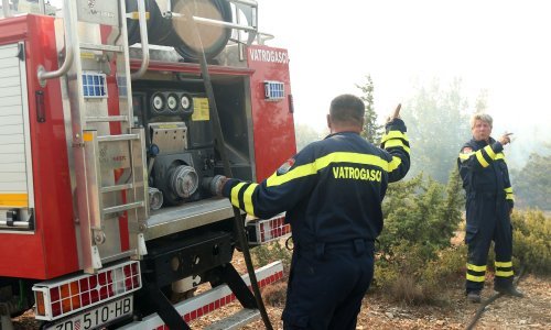 Zbog požara na Promini zatražene dodatne vatrogasne snage, vatrena linija duga je nekoliko kilometara
