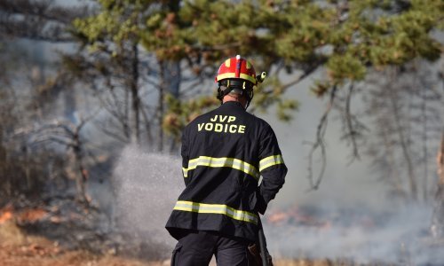 Lokaliziran požar kod Vodica, vatrogasci ostaju na terenu