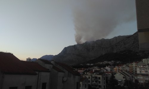 Vatrogasci helikopterom spušteni na nepristupačne vrleti Biokova