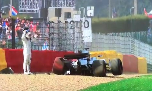 Massa dobio dopuštenje utrkivati se pa šokirao: Odmah se zabio u ogradu!