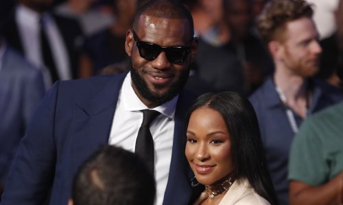 LeBronova supruga svojim dekolteom oduzela je 'show' brojnim ljepoticama