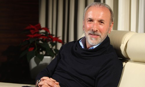 Dino Merlin doživio prometnu nezgodu: pjevačev Mercedes uništen