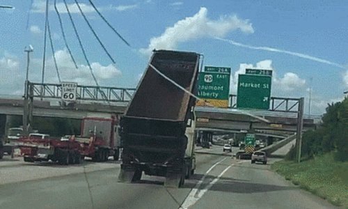 Kamion podignutim utovarnim sandukom pokupio prometnu signalizaciju na autocesti