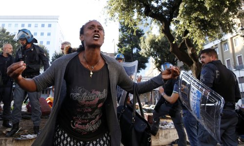 Više od 200 ilegalnih imigranata preskočilo ogradu u španjolskoj Melilli