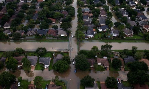 Iz poplavljene kemijske tvornice u Texasu odjekuju eksplozije